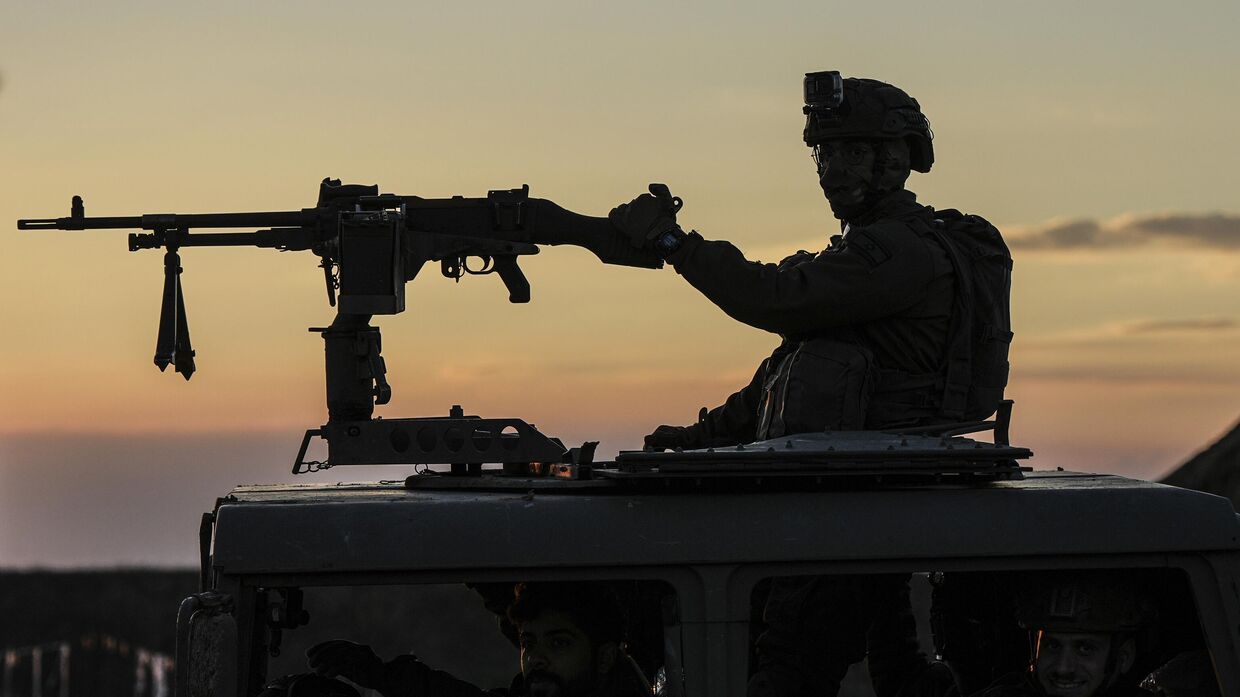 Израильский солдат занимает позицию на границе с сектором Газа.29 января 2024 года