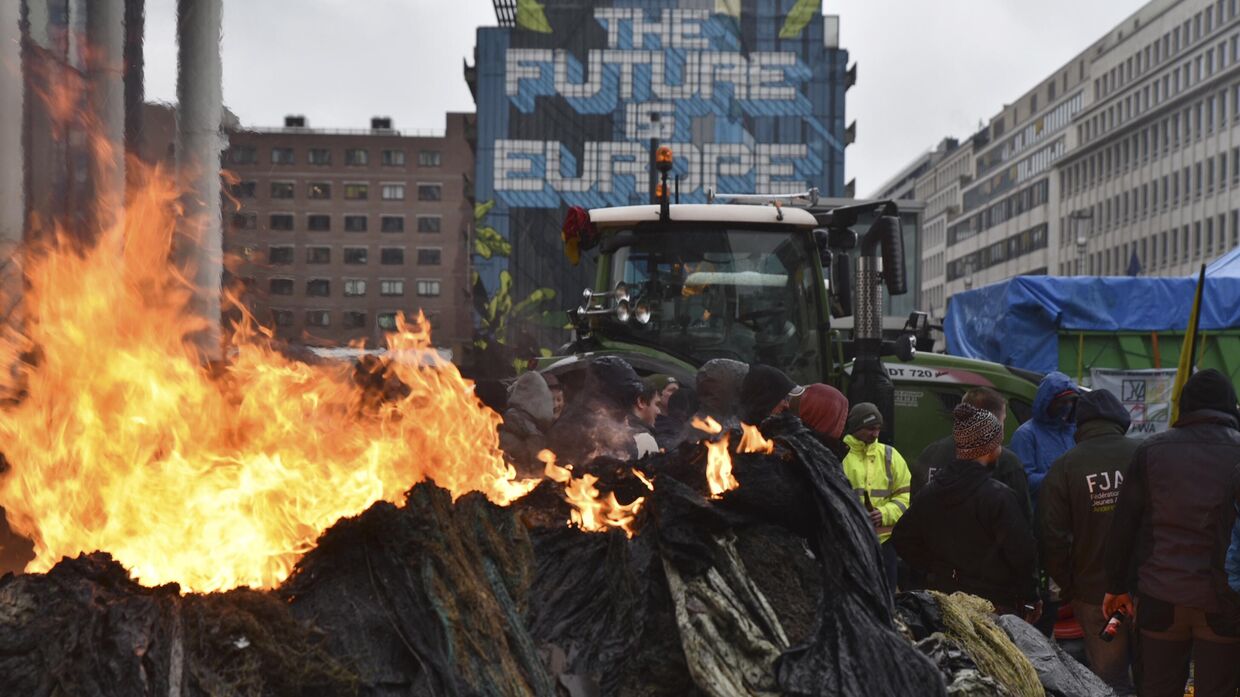Протестующие жгут костры во время демонстрации фермеров в Европейском квартале перед встречей министров сельского хозяйства ЕС в Брюсселе. 26 февраля 2024 года.