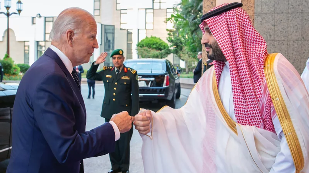 Президент Джо Байден и наследный принц Саудовской Аравии Мухаммед бен Салман приветствуют друг друга во дворце Аль-Салам в Джидде 15 июля 2022 года.