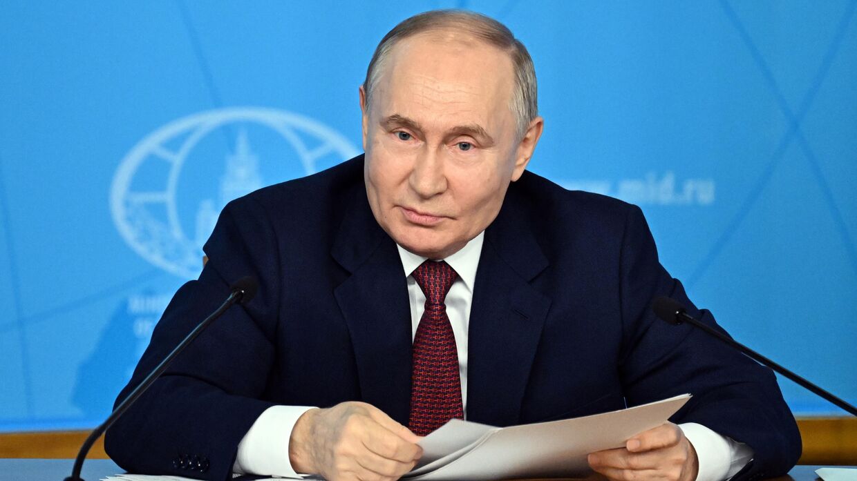 Президент Владимир Путин встретился с руководством МИД РФ и выдвинул новое предложение по прекращению конфликта на Украине
