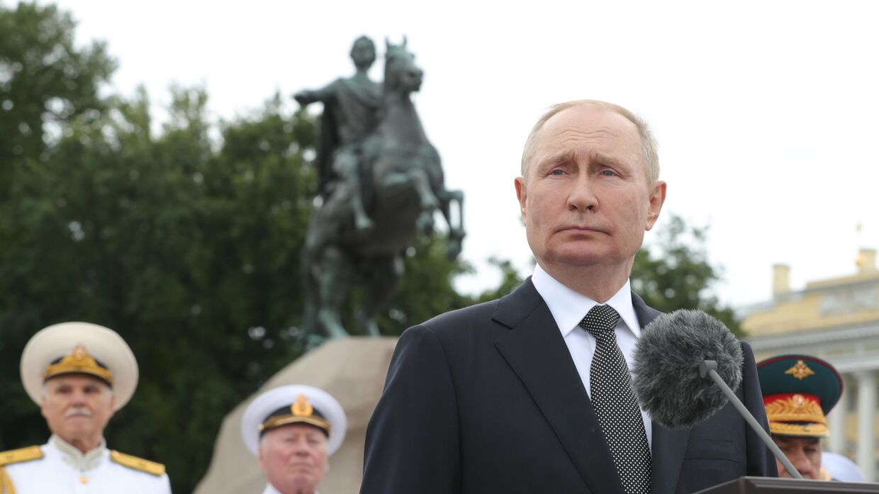 Президент РФ В. Путин принял Главный военно-морской парад 31 июля 2022 года