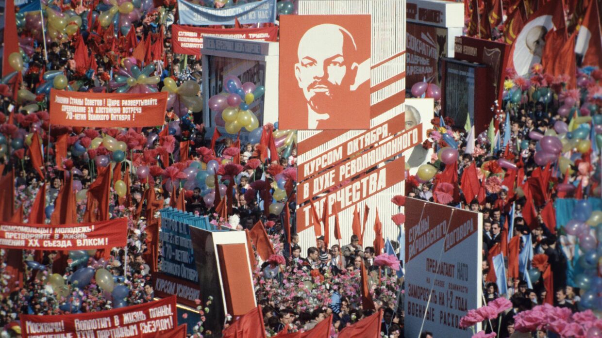 Первомайская демонстрация на Красной площади в Москве. 1987 год