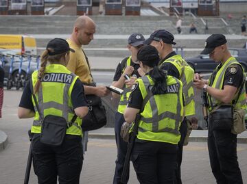 Сотрудники украинской полиции проверяют документы у мужчины, разыскивая тех, кто уклоняется от мобилизации Сотрудники украинской полиции проверяют документы у мужчины, разыскивая тех, кто уклоняется от мобилизации