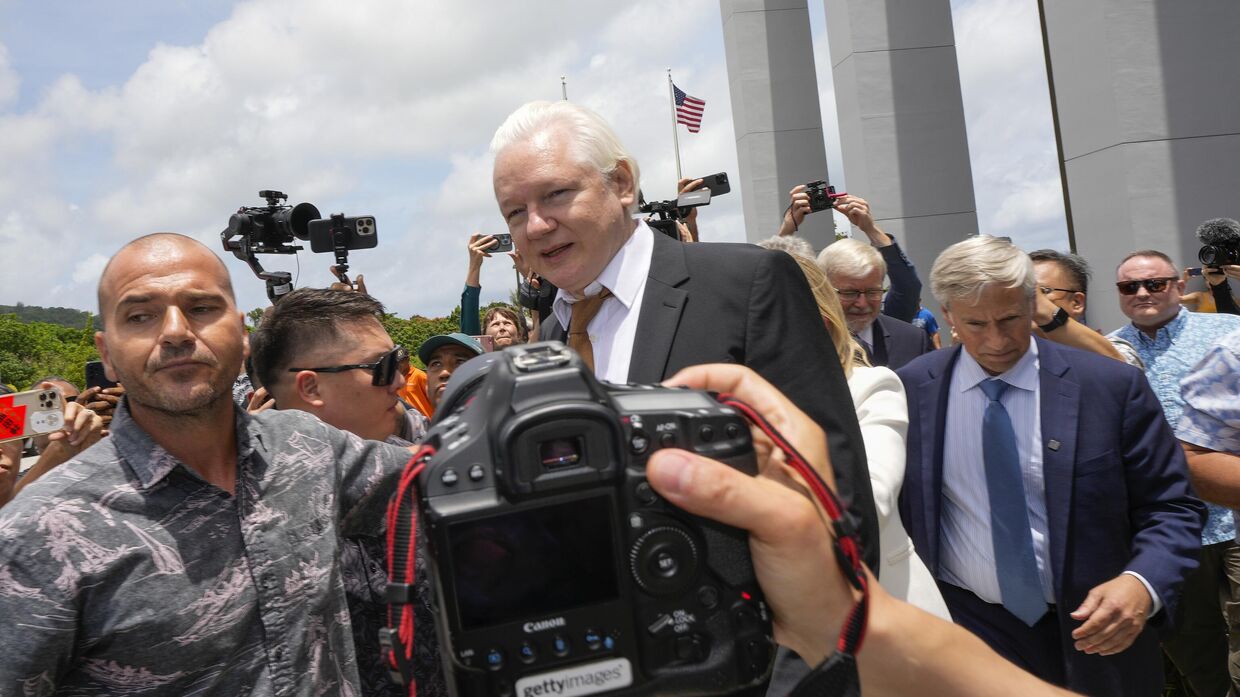 Основатель WikiLeaks Джулиан Ассанж покидает Федеральный окружной суд США на Сайпане, Северные Марианские острова, 26 июня 2024 года.