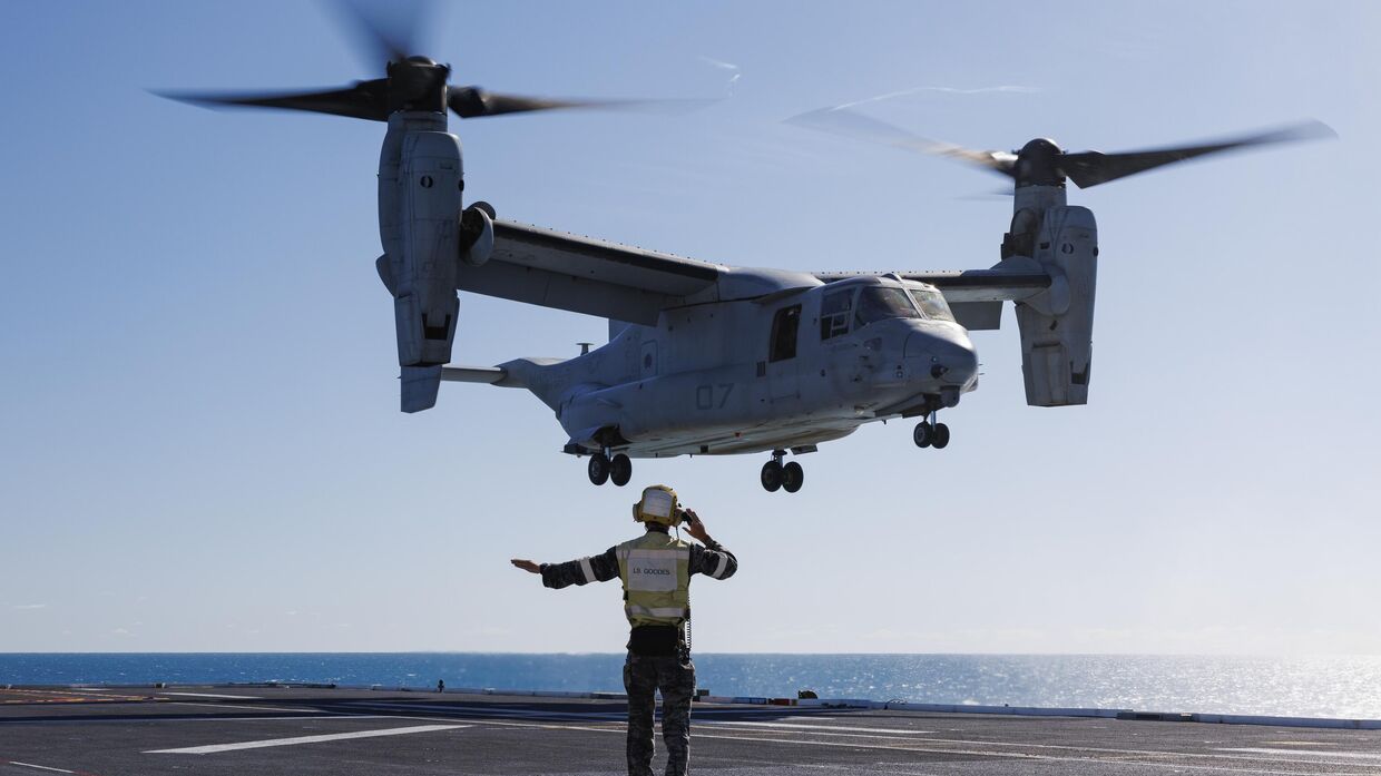 Тренировка по взлету и посадке конвертоплана MV-22 Osprey на взлетно-посадочной палубе военного корабля у побережья Австралии во время учений Sea Raider