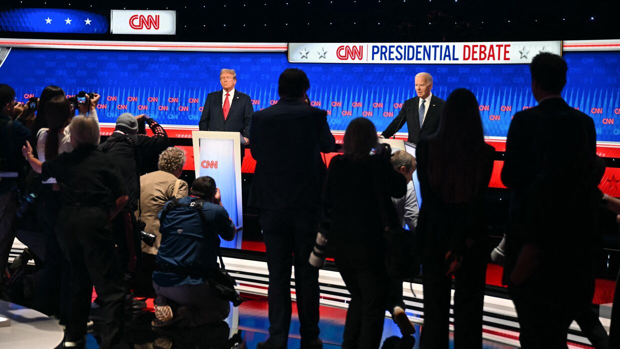 Фотографы снимают президента США Джо Байдена и бывшего президента США, кандидата в президенты от Республиканской партии Дональда Трампа во время перерыва в первых президентских дебатах выборов 2024 года в студии CNN в Атланте, штат Джорджия, 27 июня 2024 года.