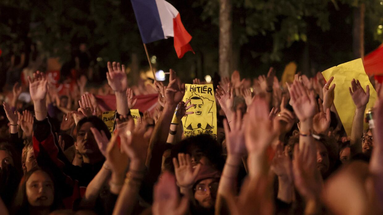 Люди собрались на площади Республики в Париже в воскресенье во время акции протеста против ультраправой партии Национальное объединение, которая одержала уверенную победу в первом туре парламентских выборов