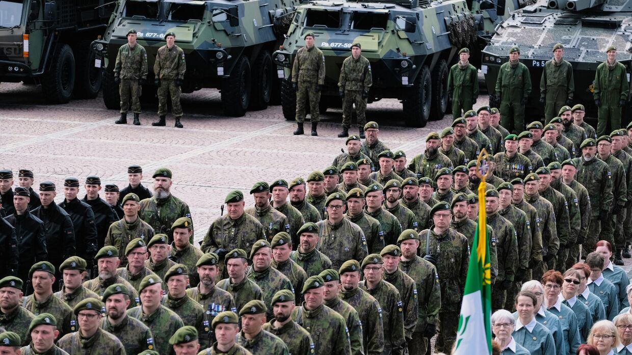 Солдаты и другой военный персонал выстраиваются для участия в параде на Сенатской площади в Хельсинки 4 июня 2022 года