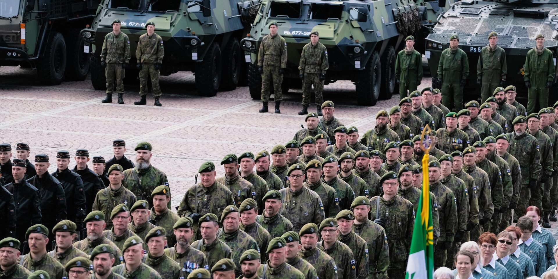 Солдаты и другой военный персонал выстраиваются для участия в параде на Сенатской площади в Хельсинки 4 июня 2022 года - ИноСМИ, 1920, 02.07.2024