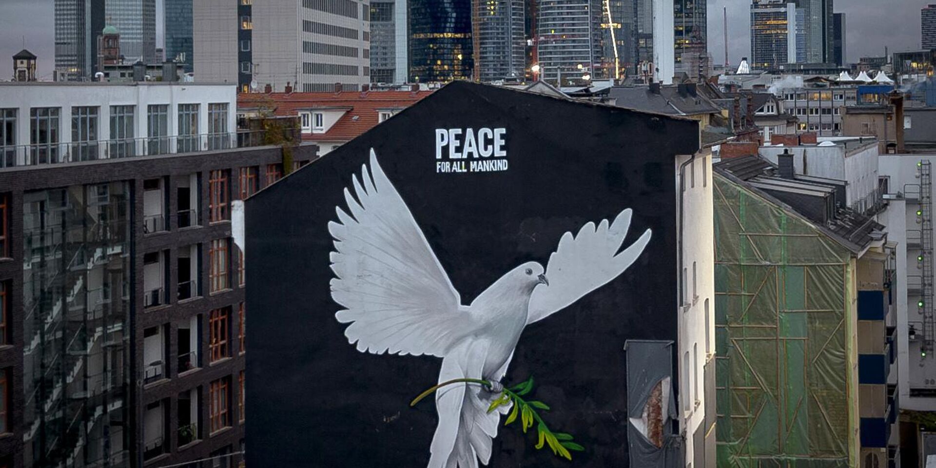Фреска мира с изображением голубя на стене во Франкфурте, Германия - ИноСМИ, 1920, 04.07.2024