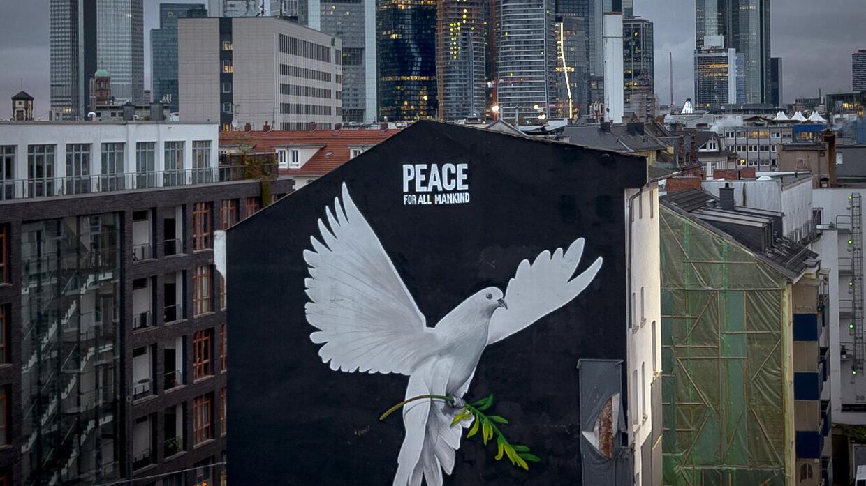 Фреска мира с изображением голубя на стене во Франкфурте, Германия
