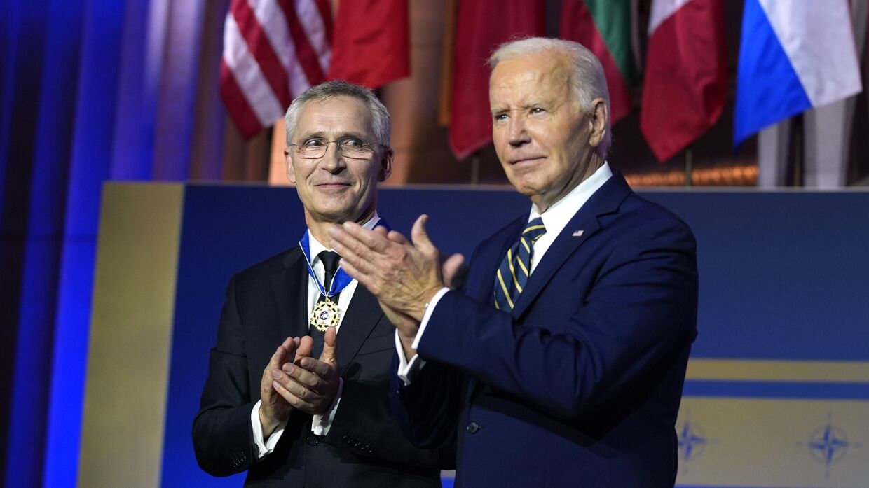 Президент США Джо Байден и генеральный секретарь НАТО Йенс Столтенберг на саммите альянса в Вашингтоне 9 июля 2024 года.