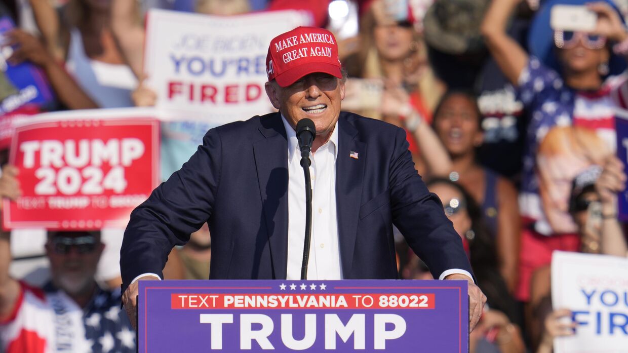 Кандидат в президенты от Республиканской партии, бывший президент Дональд Трамп выступает на предвыборном мероприятии в Батлере, штат Пенсильвания, в субботу, 13 июля 2024 года.