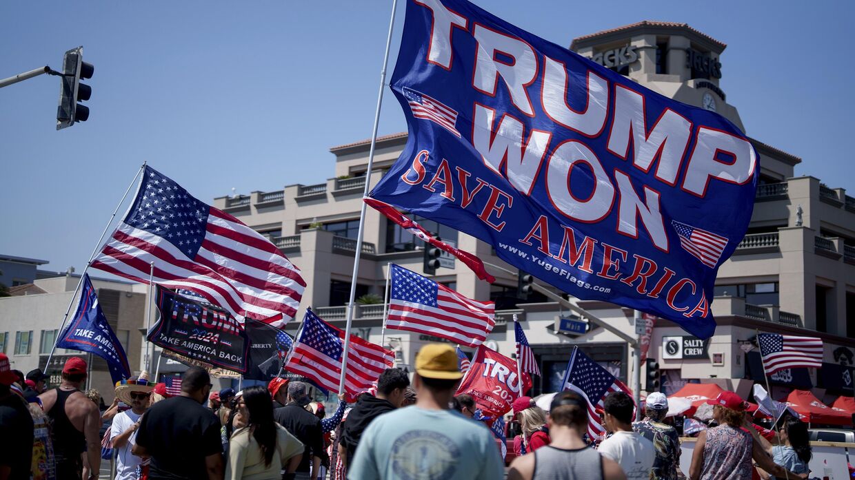 Люди митингуют в поддержку Дональда Трампа в Калифорнии 14 июля 2024 года.