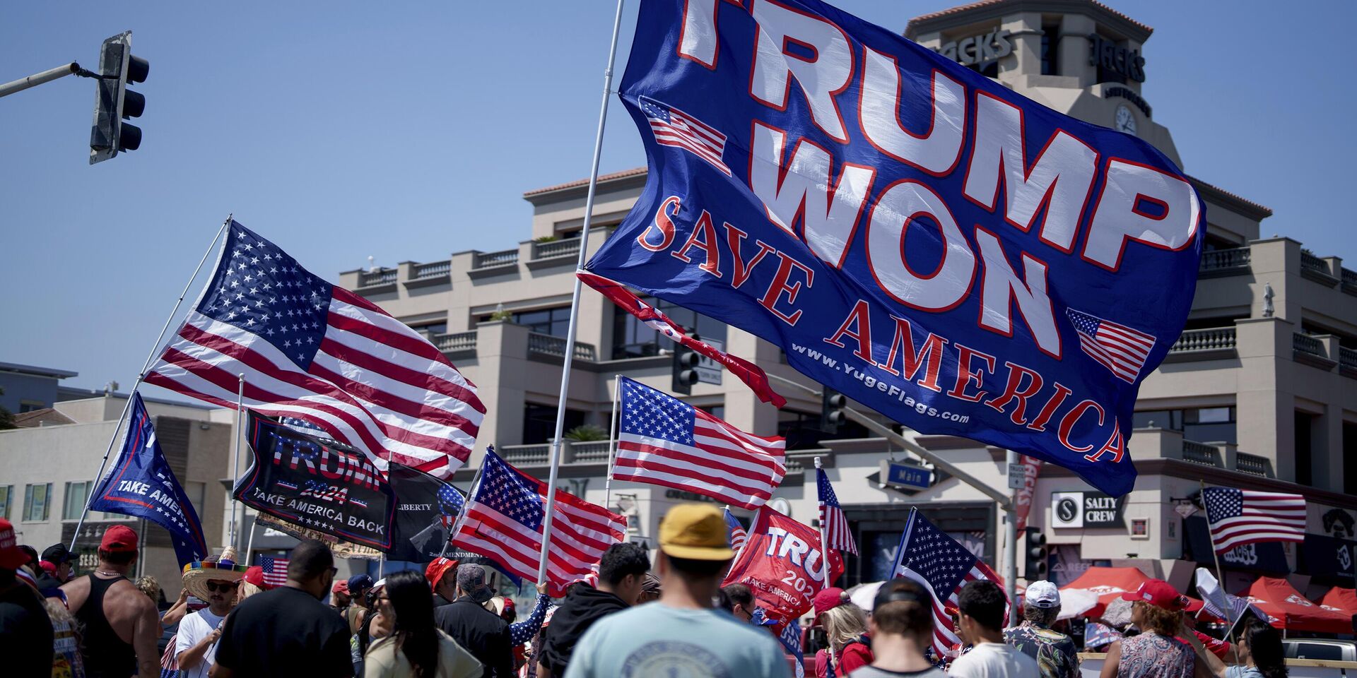 Люди митингуют в поддержку Дональда Трампа в Калифорнии 14 июля 2024 года. - ИноСМИ, 1920, 15.07.2024