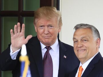 Президент Дональд Трамп приветствует премьер-министра Венгрии Виктора Орбана в Белом доме 13 мая 2019 года Президент Дональд Трамп приветствует премьер-министра Венгрии Виктора Орбана в Белом доме 13 мая 2019 года