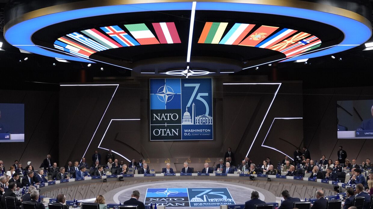 Президент Джо Байден выступает на открытии юбилейного саммита НАТО