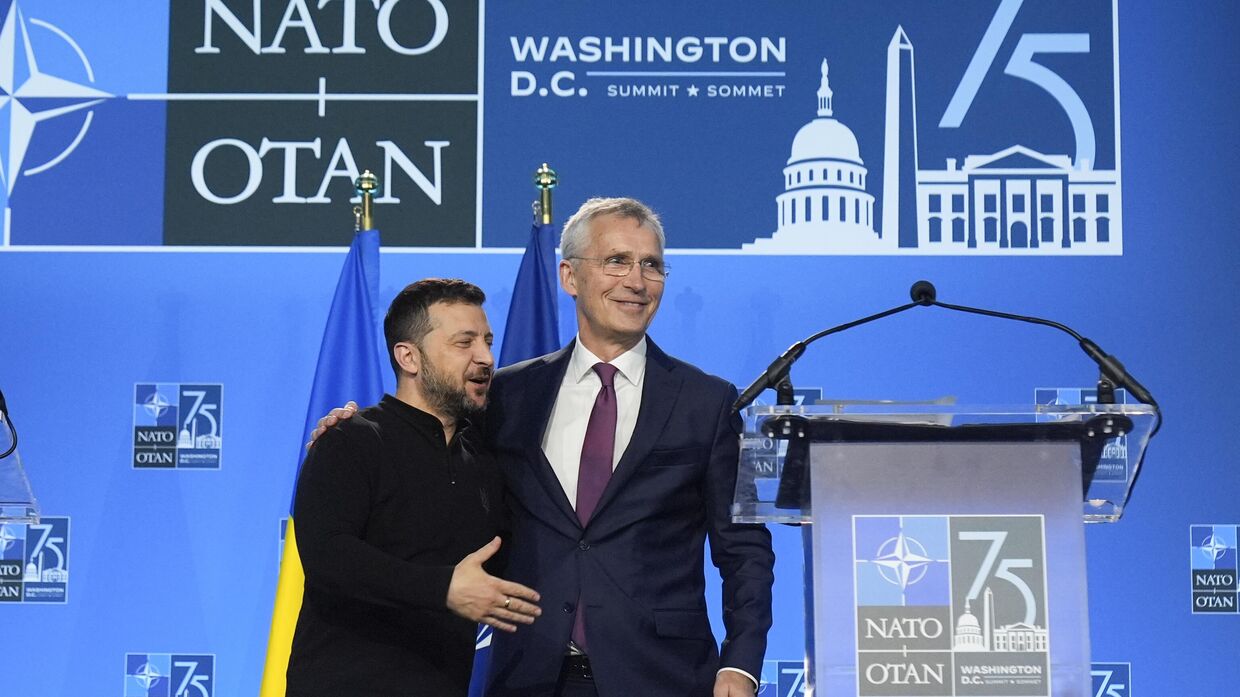 Владимир Зеленский и генеральный секретарь НАТО Йенс Столтенберг завершают совместную пресс-конференцию на саммите НАТО в Вашингтоне