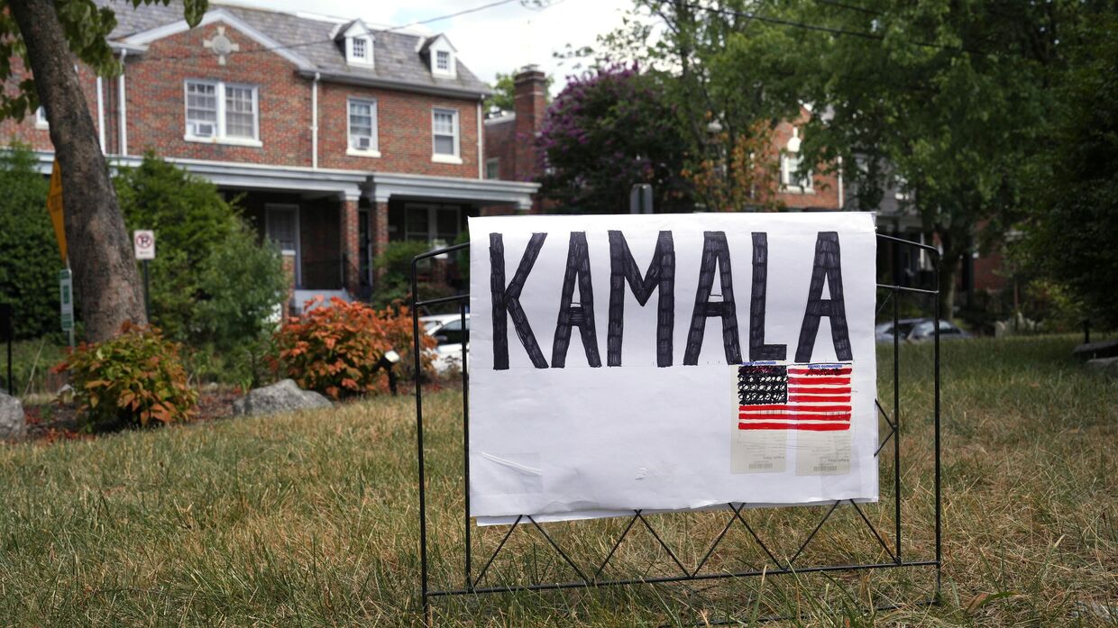 Плакат с именем вице-президента Камалы Харрис появился на лужайке в Вашингтоне 21 июля 2024 года  после того, как Джо Байден завершил свою предвыборную кампанию и предложил ее в качестве кандидата в президенты.