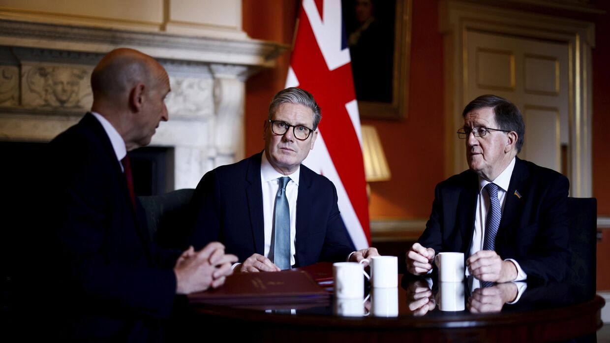 Премьер-министр Великобритании Кир Стармер и член Палаты лордов Джордж Робертсон (справа) во время совместной встречи с министром обороны Великобритании Джоном Хили (слева) на Даунинг-стрит, 10, в Лондоне