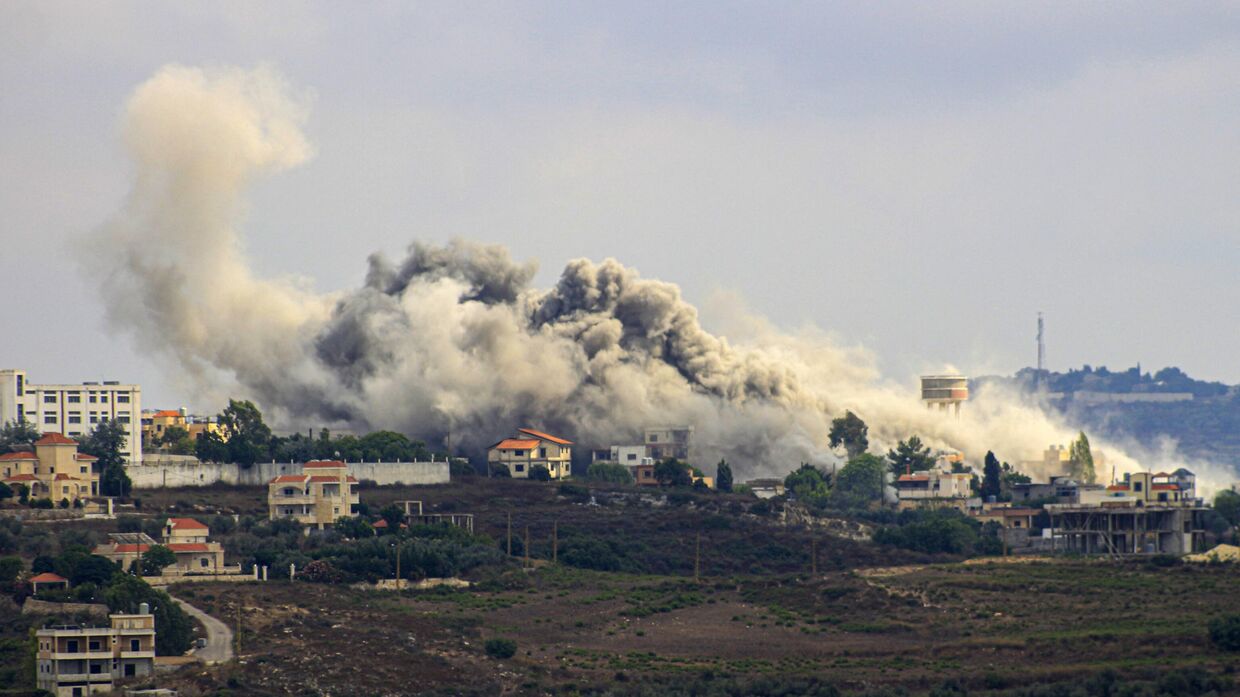 Дым над приграничной деревней Тайр-Харфа на юге Ливана, подвергшейся израильскому обстрелу 24 июля 2024 года