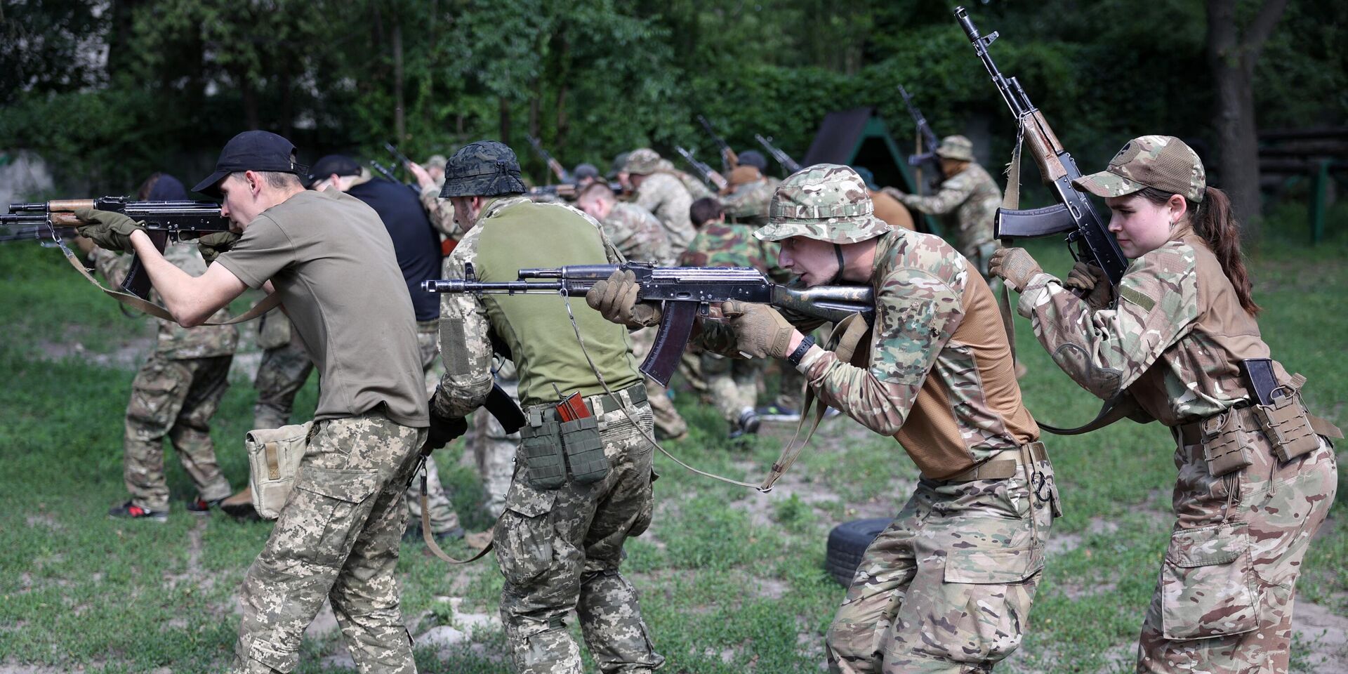 Новобранцы 3-й отдельной штурмовой бригады принимают участие в военной подготовке на одной из тренировочных баз в Киеве - ИноСМИ, 1920, 25.07.2024