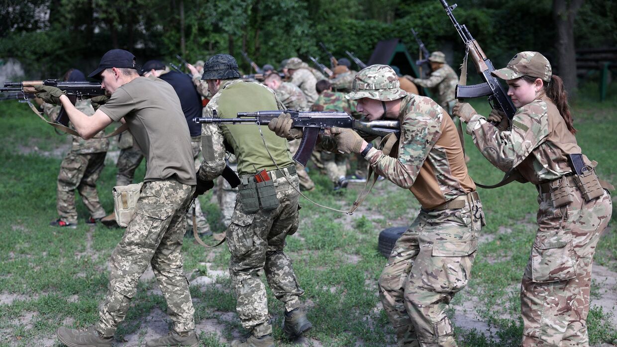 Новобранцы 3-й отдельной штурмовой бригады принимают участие в военной подготовке на одной из тренировочных баз в Киеве