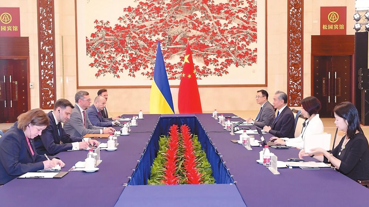Министр иностранных дел КНР Ван И и министр иностранных дел Украины Дмитрий Кулеба