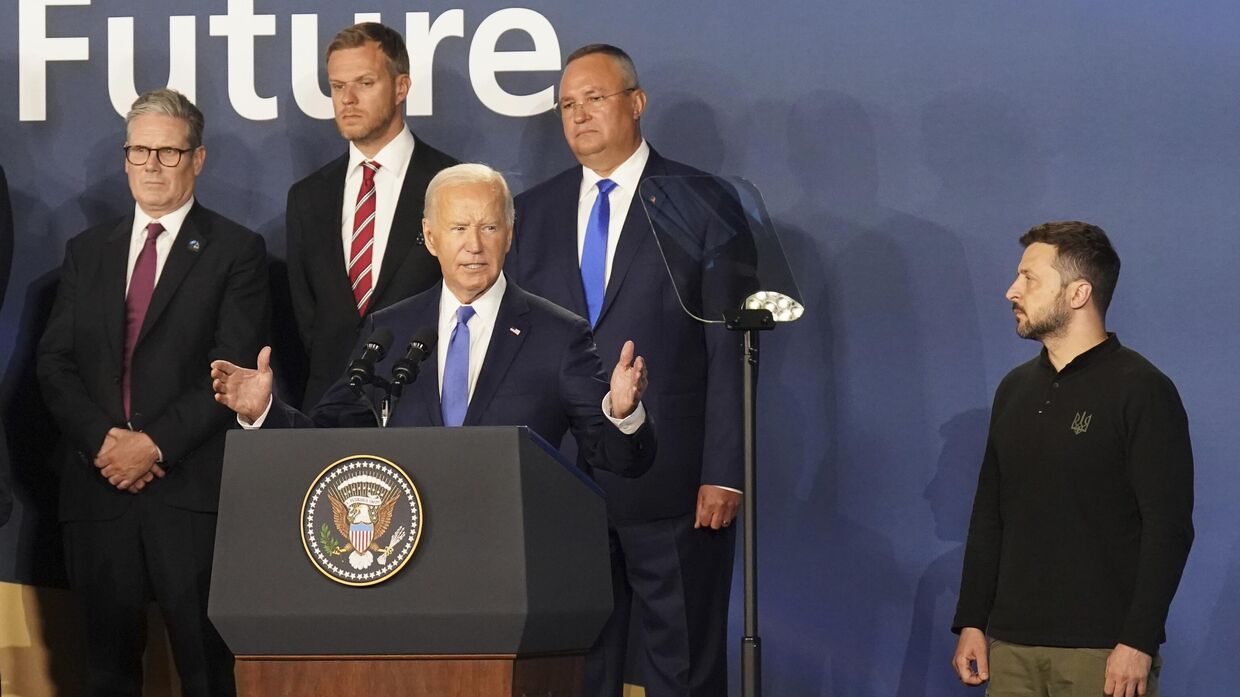 Президент США Джо Байдена представляет Владимира Зеленского на церемонии закрытия мероприятия, посвященного Соглашению по Украине на саммите НАТО в Вашингтоне. 11 июля 2024 года