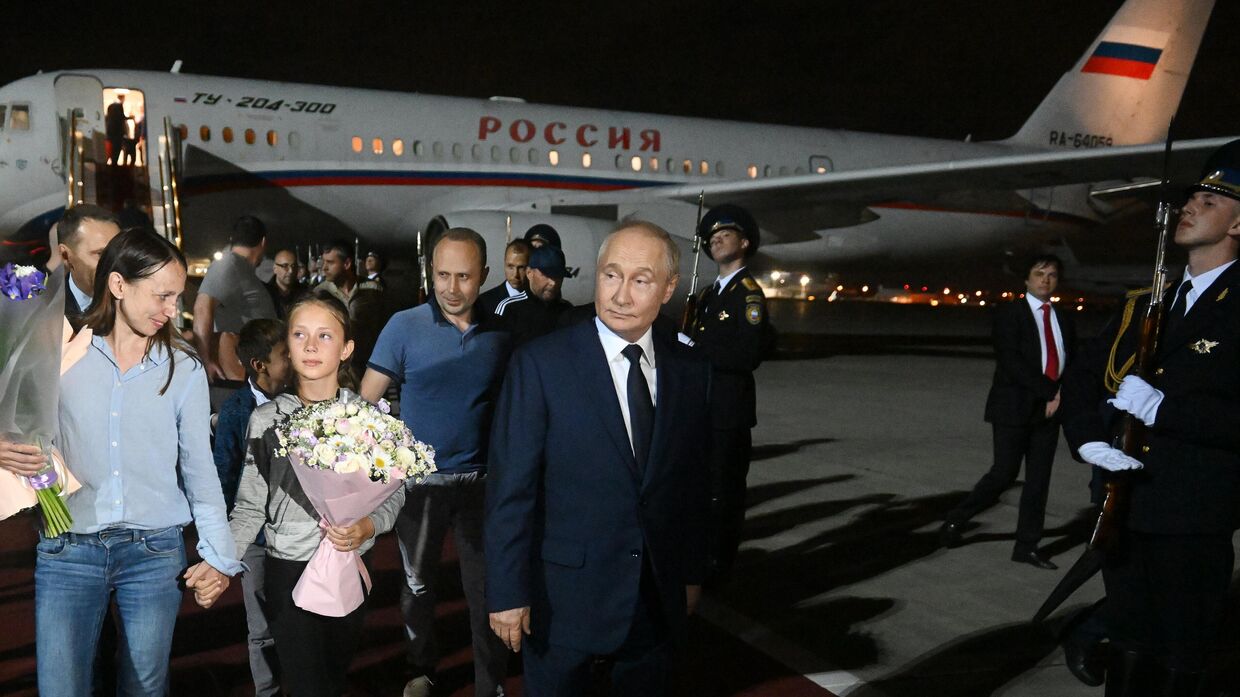 Президент Владимир Путин встретил в аэропорту граждан России, которые были освобождены в результате обмена