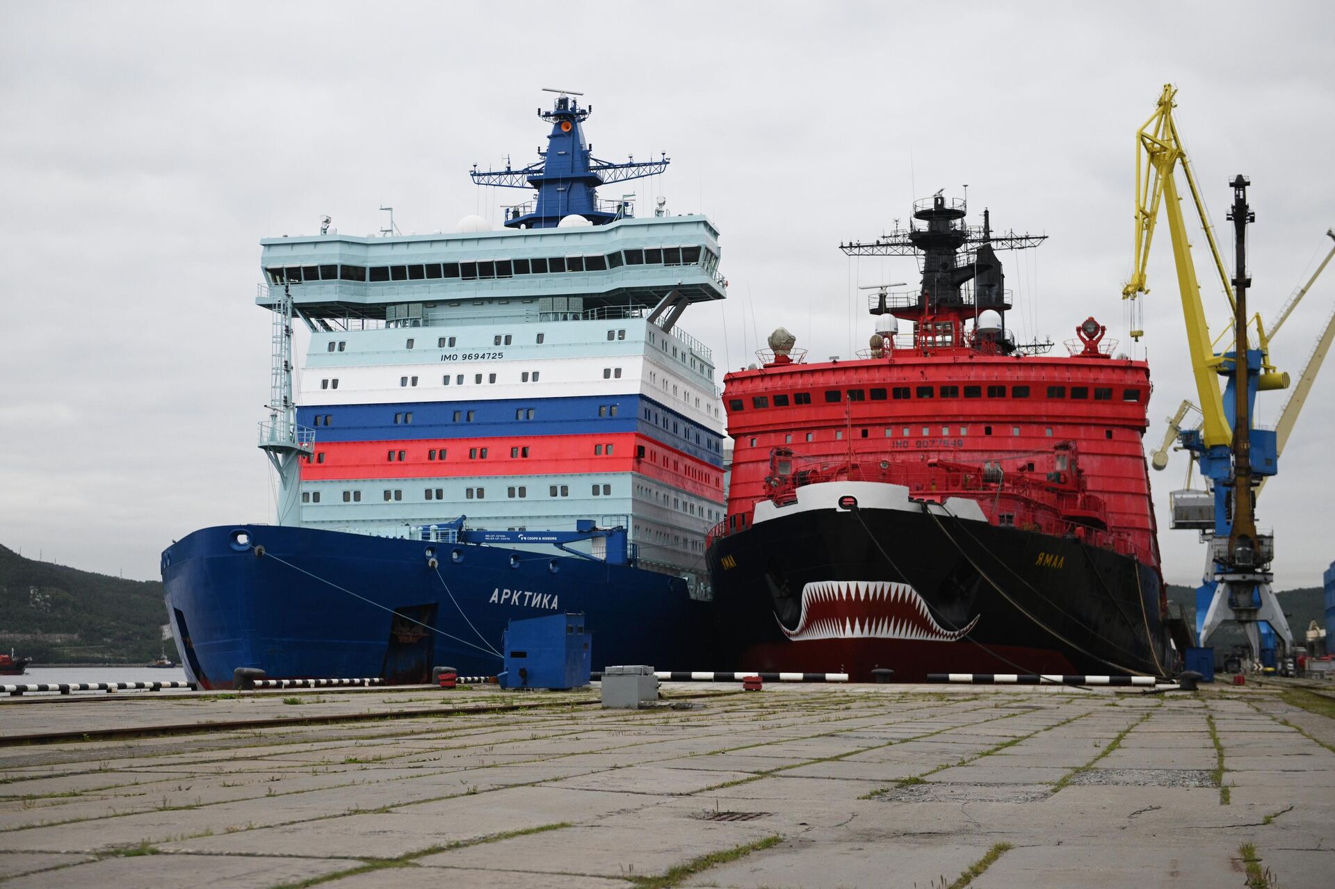 Атомные ледоколы Арктика (проект 22220 ЛК-60Я) и Ямал (проект 10520) в порту Мурманска - ИноСМИ, 1920, 25.03.2026
