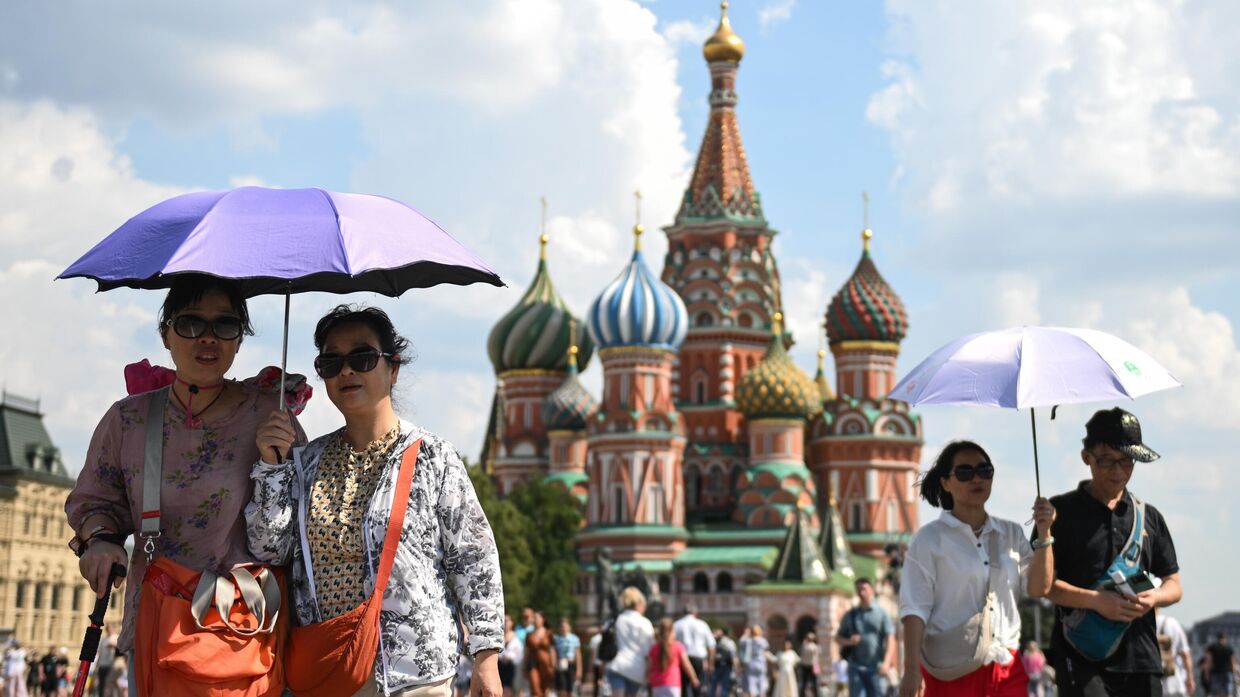 Люди гуляют по Красной площади в Москве