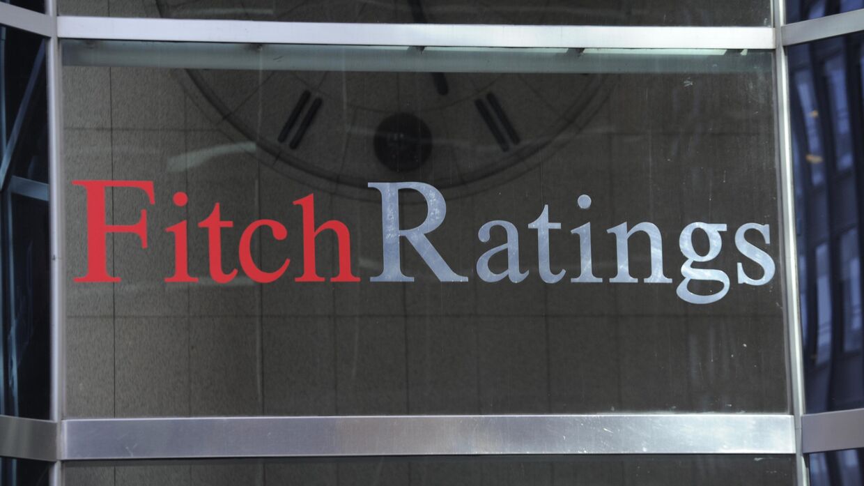 Вывеска на офисе Fitch Ratings в Нью-Йорке