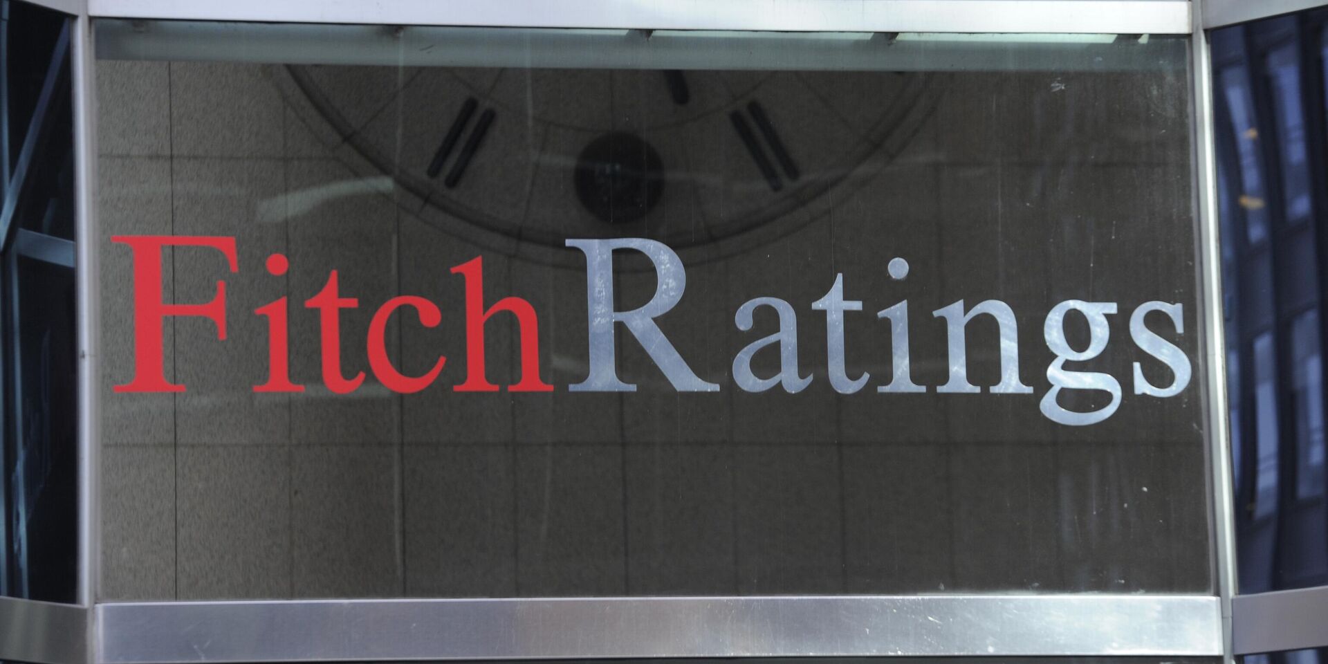 Вывеска на офисе Fitch Ratings в Нью-Йорке - ИноСМИ, 1920, 14.08.2024