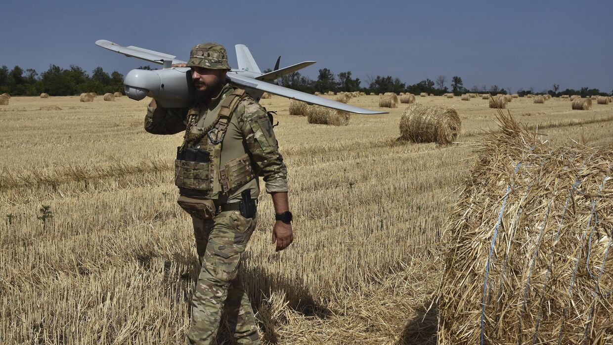 Украинский военный с дроном