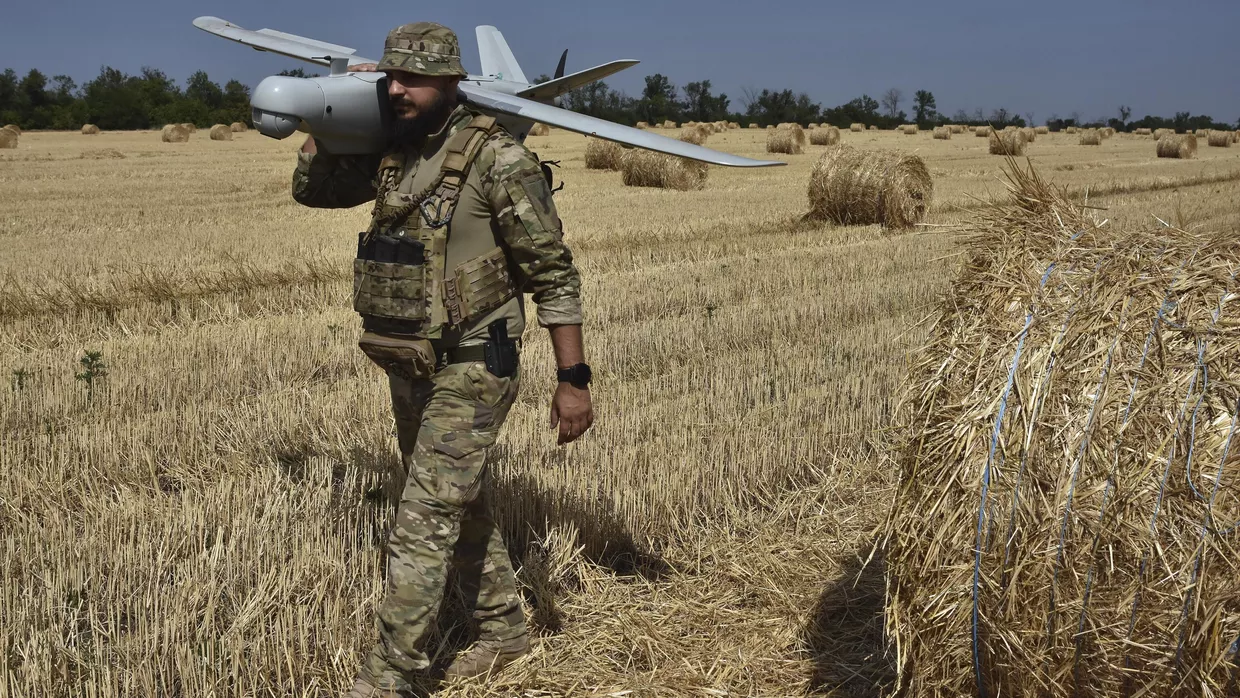 Украинский военный с дроном