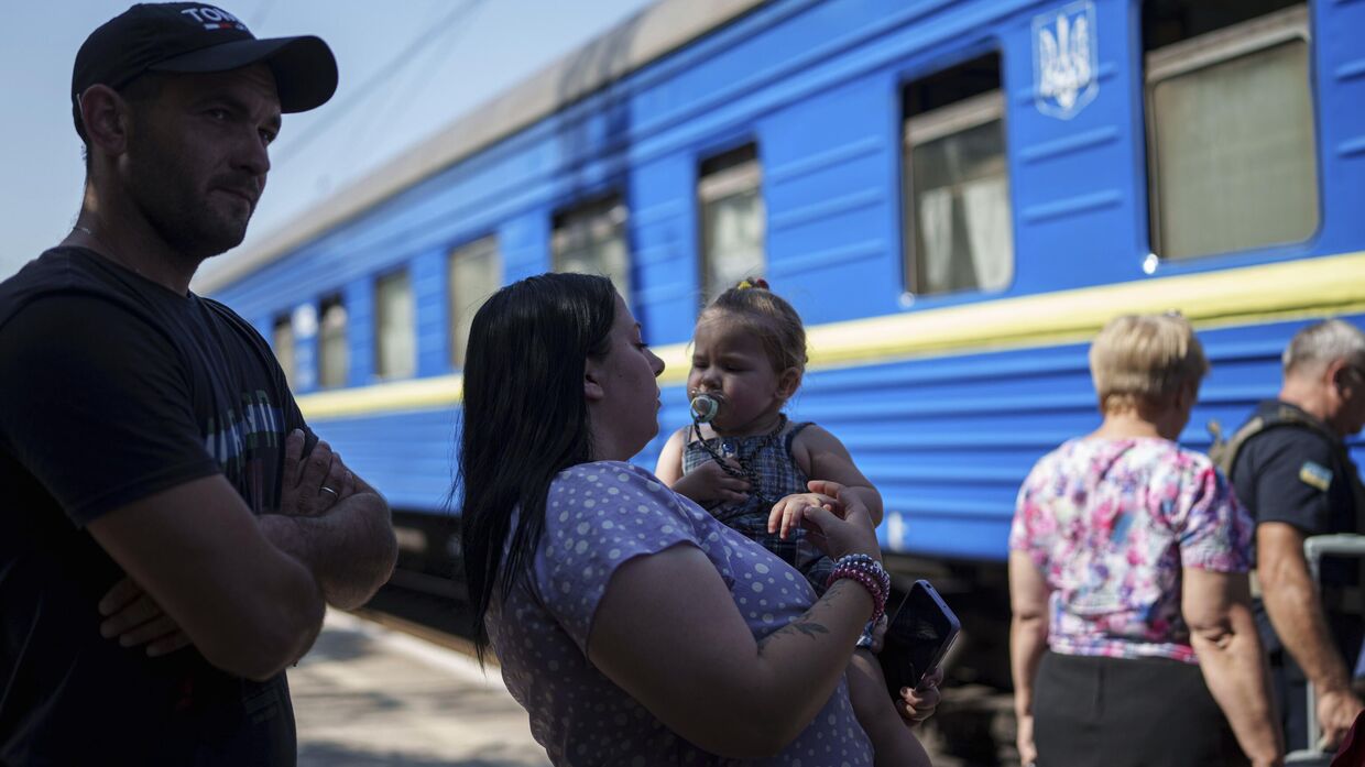 Семья стоит в очереди на эвакуационный поезд в Покровске, Донецкая область. 19 августа 2024 года. Продвижение российских войск затрагивает все новые и новые населенные пункты Донецкого региона.