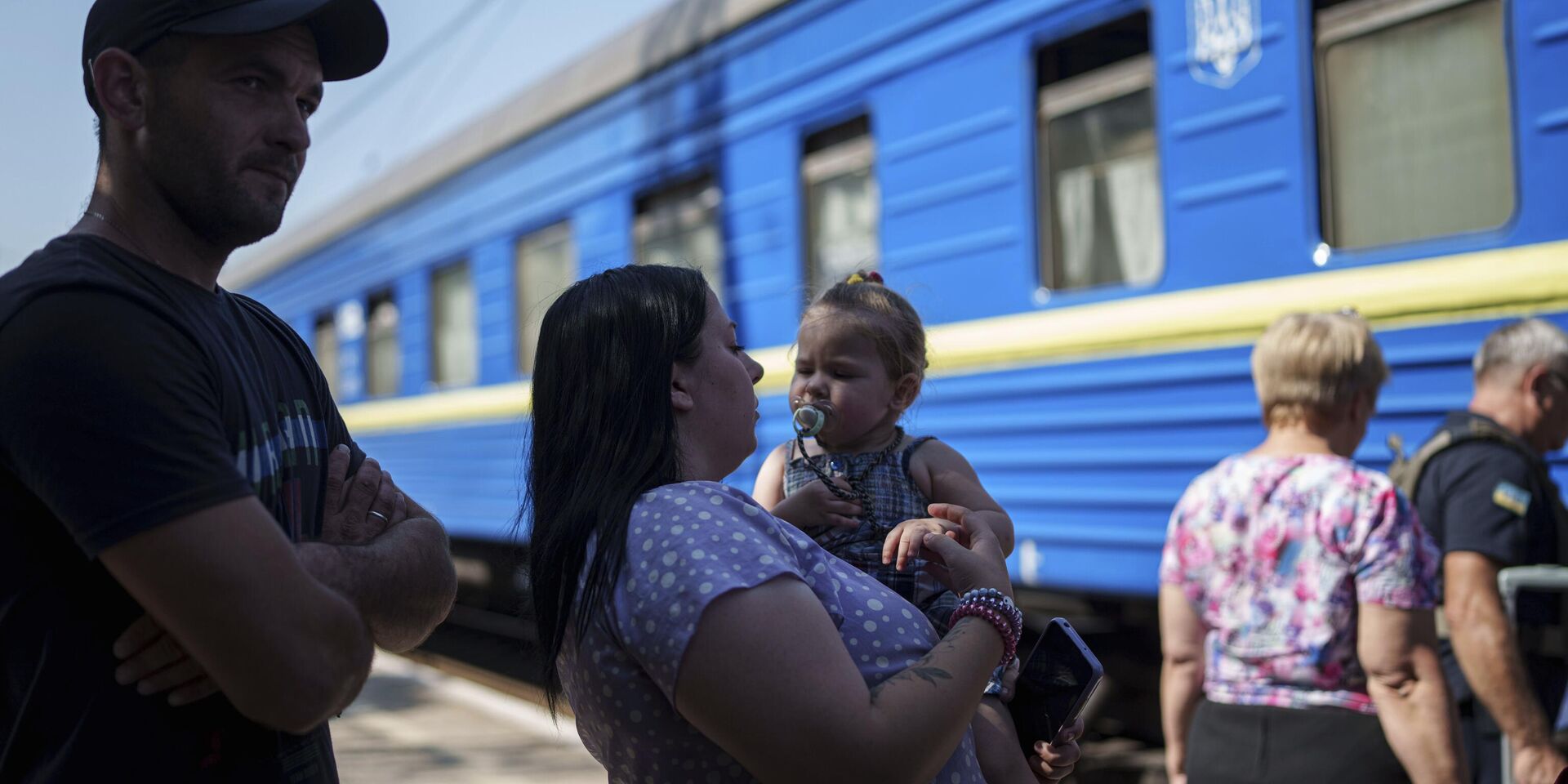 Семья стоит в очереди на эвакуационный поезд в Покровске, Донецкая область. 19 августа 2024 года. Продвижение российских войск затрагивает все новые и новые населенные пункты Донецкого региона. - ИноСМИ, 1920, 02.09.2024