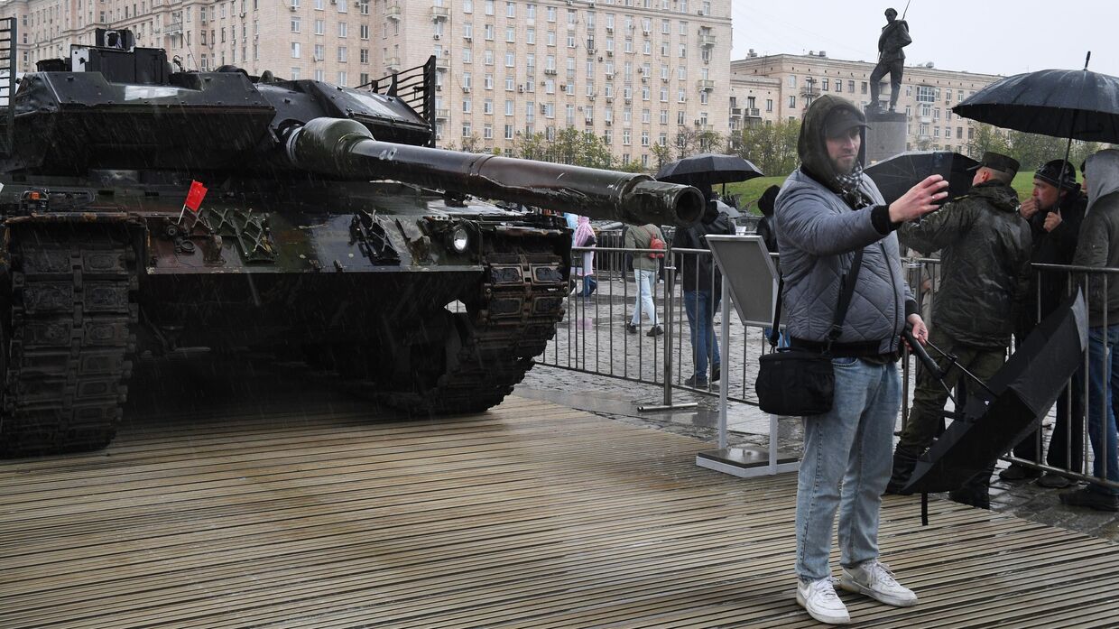 Трофейный танк Leopard 2A6, захваченный российскими военнослужащими в ходе спецоперации, на Поклонной горе в Москве.