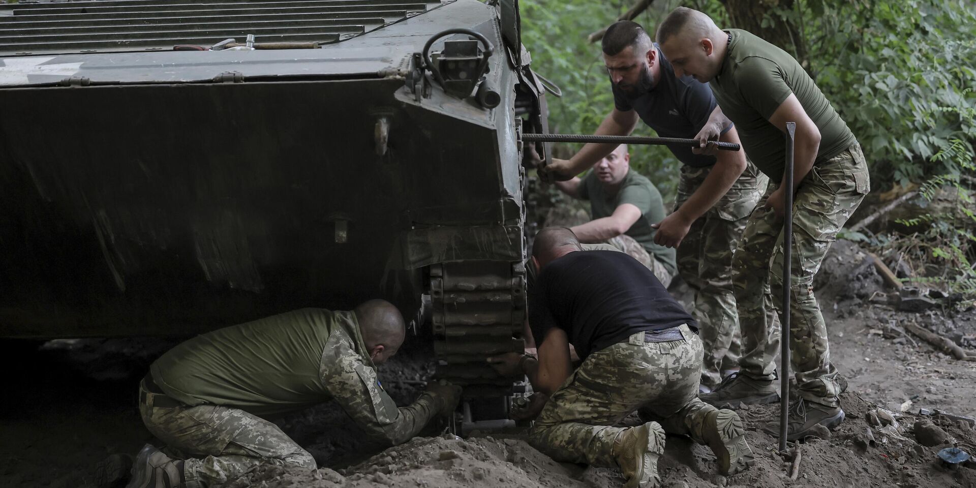 Солдаты 24-й механизированной бригады ВСУ ремонтируют гусеницы боевой машины пехоты BRM 1k вблизи города Часов Яр, Донецкая область, Украина, 17 августа 2024 г - ИноСМИ, 1920, 14.05.2025