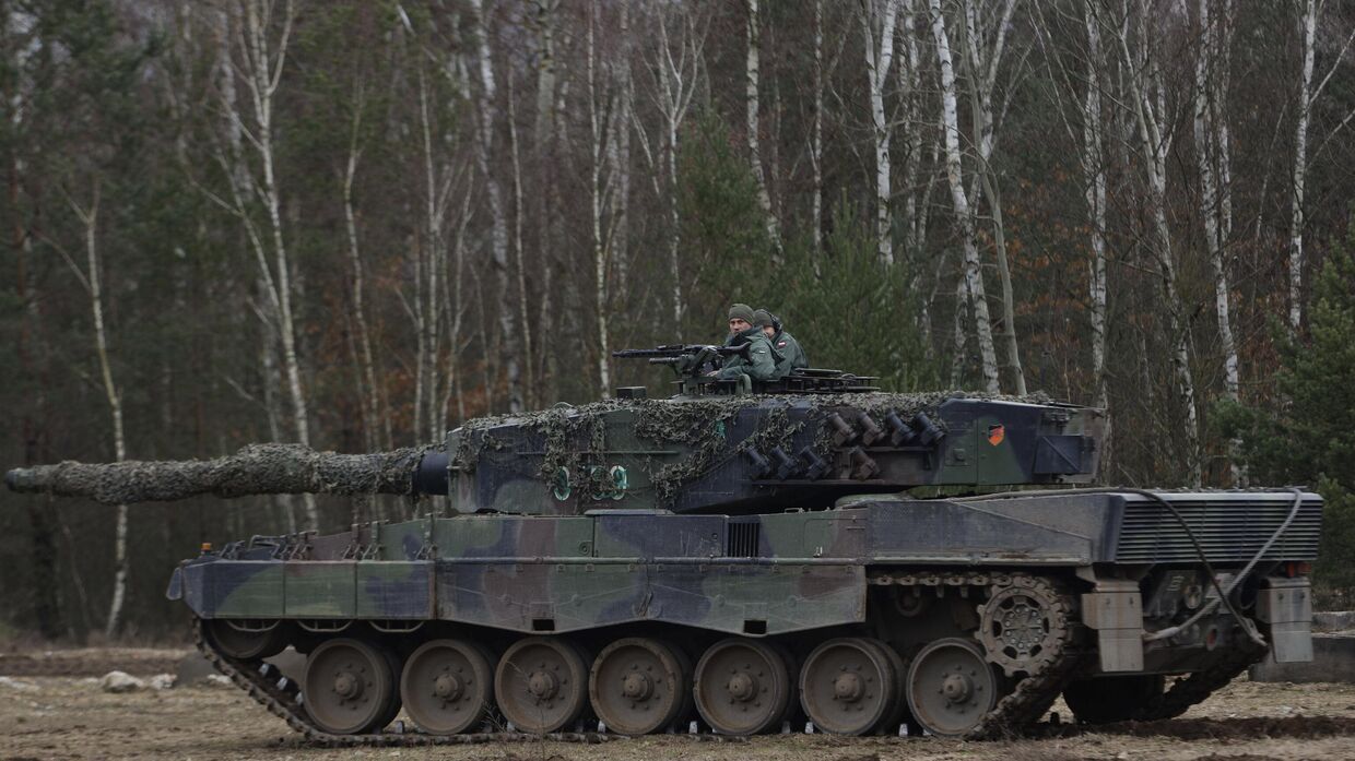 Украинские и польские солдаты на крыше танка Leopard 2 во время учений на военной базе в Польше