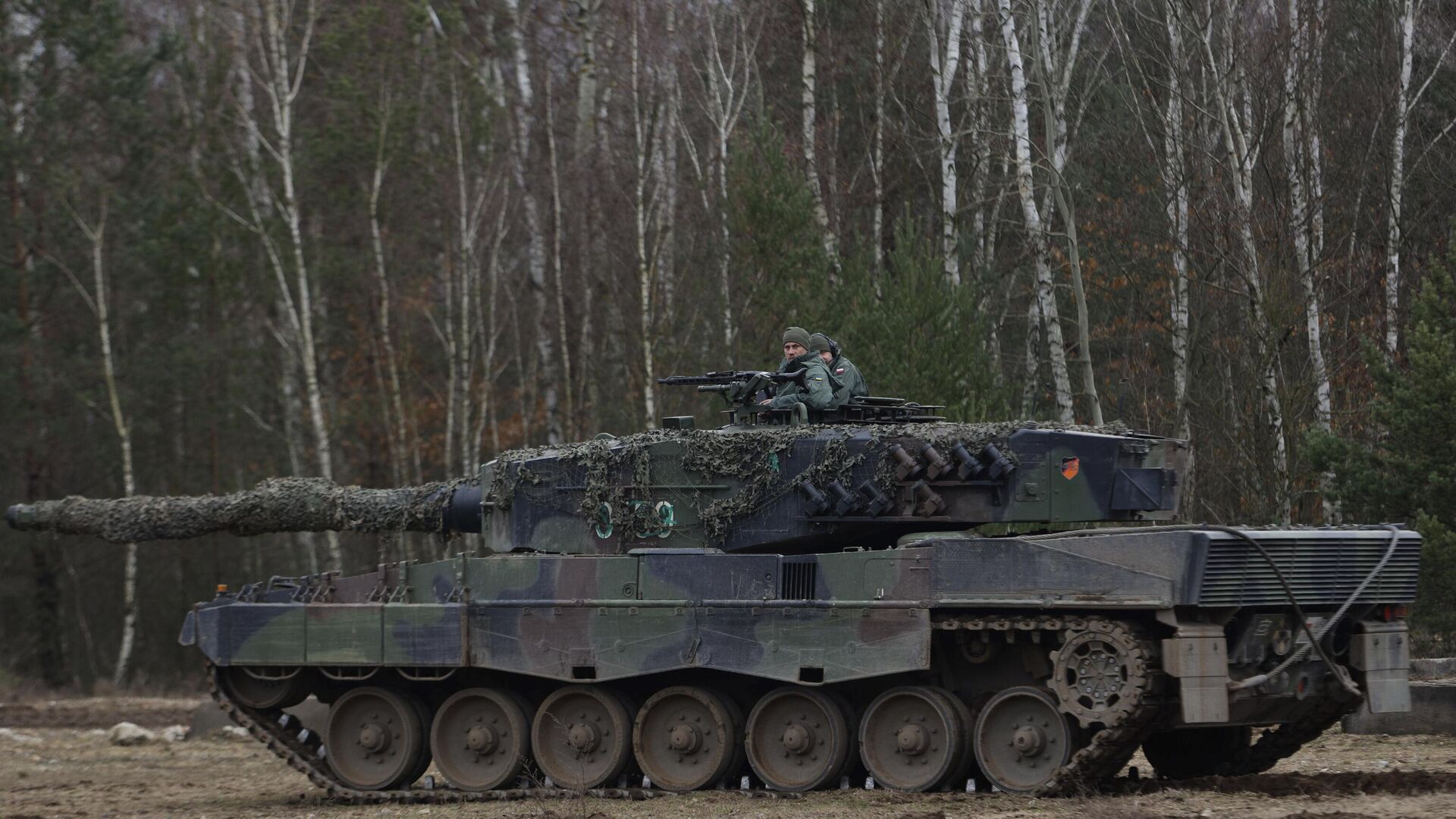 Украинские и польские солдаты на крыше танка Leopard 2 во время учений на военной базе в Польше - ИноСМИ, 1920, 14.10.2024