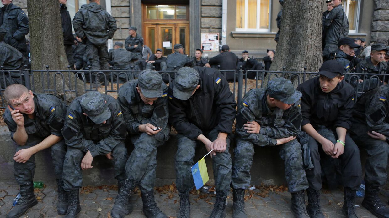 Солдаты-срочники Национальной гвардии Украины протестуют возле здания администрации президента в Киеве с требованием демобилизации