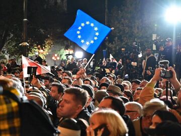 Акция протеста грузинской оппозиции перед зданием парламента в Тбилиси Акция протеста грузинской оппозиции перед зданием парламента в Тбилиси