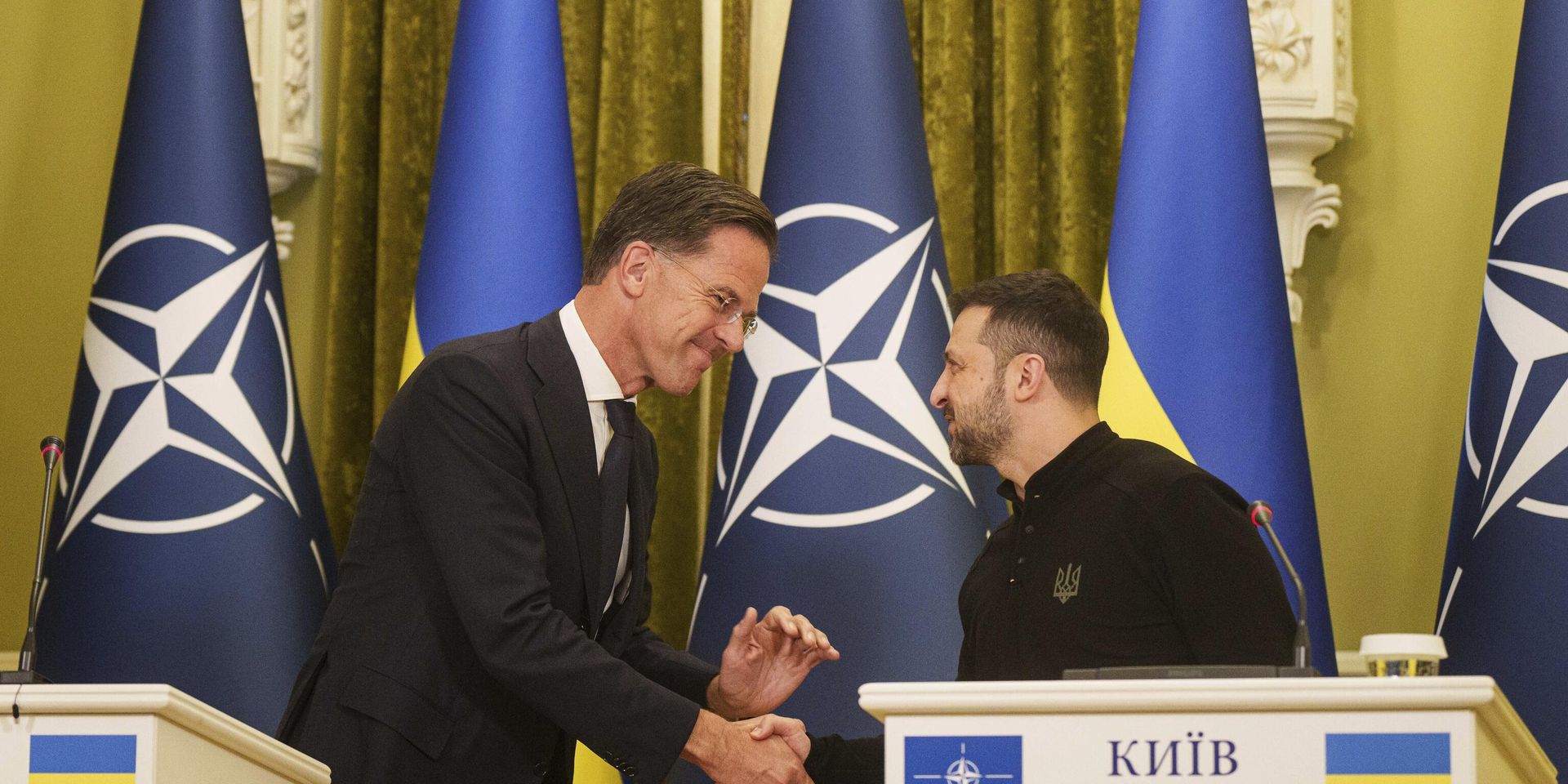 Генеральный секретарь НАТО Марк Рютте и президент Украины Владимир Зеленский пожимают друг другу руки во время пресс-конференции в Киеве - ИноСМИ, 1920, 02.07.2026