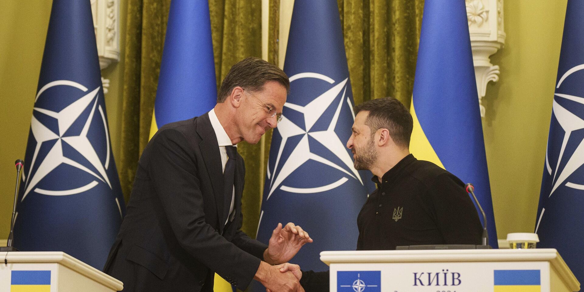 Генеральный секретарь НАТО Марк Рютте и президент Украины Владимир Зеленский пожимают друг другу руки во время пресс-конференции в Киеве - ИноСМИ, 1920, 26.03.2026