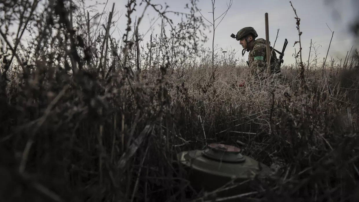 Военнослужащий 24-й механизированной бригады ВСУ устанавливает мины вдоль линии фронта вблизи города Часов Яр Военнослужащий 24-й механизированной бригады ВСУ устанавливает мины вдоль линии фронта вблизи города Часов Яр