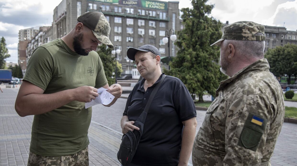 Украинская армия выискивает мужчин призывного возраста в Харькове