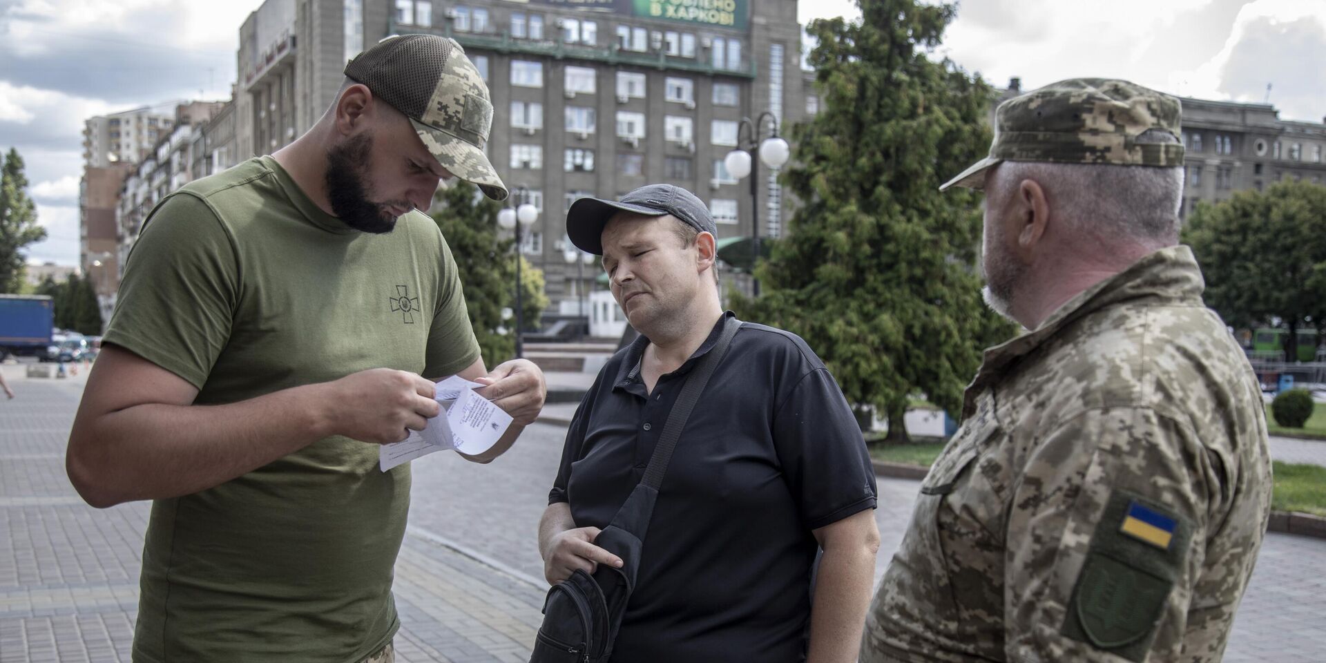 Украинская армия выискивает мужчин призывного возраста в Харькове - ИноСМИ, 1920, 03.12.2024