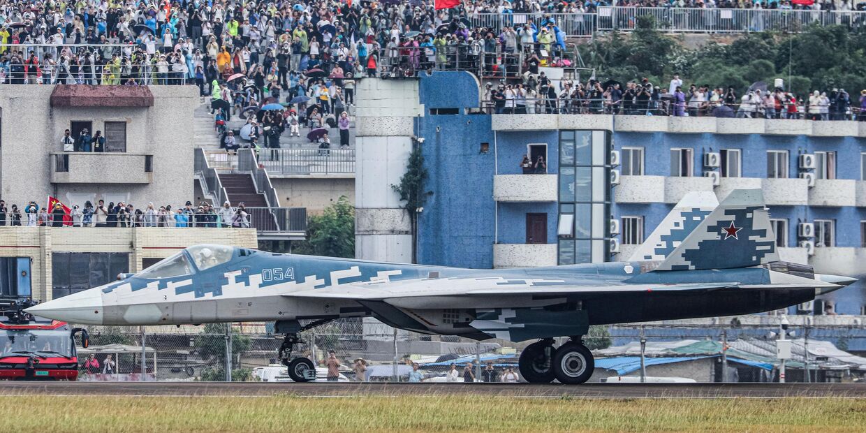 Многофункциональный истребитель пятого поколения Су-57Э на Международном аэрокосмическом салоне Airshow China 2024